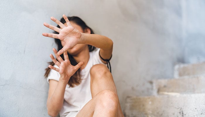 Τον κλότσησε στα γεννητικά του όργανα και γλίτωσε