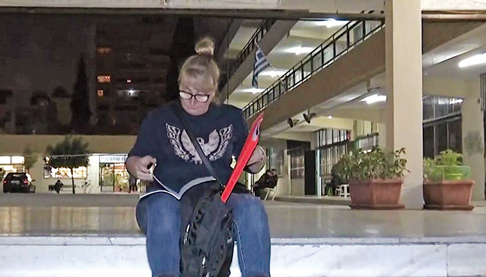 Ο «αγώνας» χαμηλόμισθης συμβασιούχου του Δρομοκαΐτειου που κοιμάται στα παγκάκια