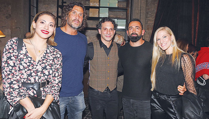 Ο Γιώργος Χρανιώτης, πλαισιωμένος από τους Ευρυδίκη Βαλαβάνη, Κώστα Κοκκινάκη, Μπο και Σάρα Εσκενάζυ
