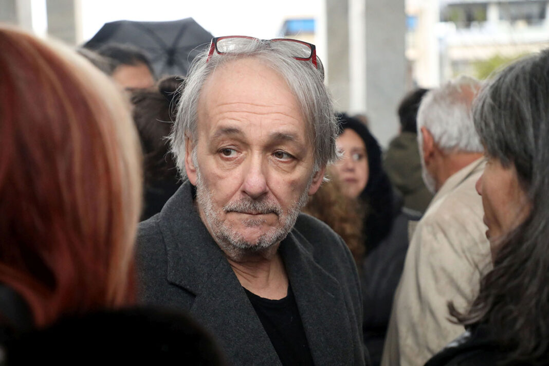 Τελευταίο «αντίο» με δάκρυα και νότες στον Θάνο Μικρούτσικο