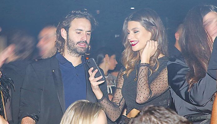 Η ηθοποιός Δανάη Παππά και ο γοητευτικός σύντροφός της διασκέδασαν σε νυχτερινό κέντρο