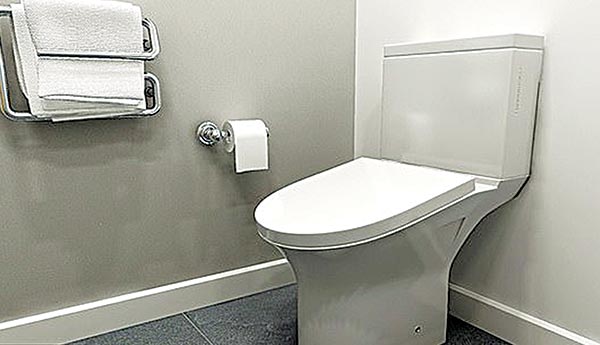 Εταιρίες τοποθετούν ειδικές λεκάνες που αναγκάζουν τους εργαζομένους να μην κάθονται με τις ώρες στην τουαλέτα