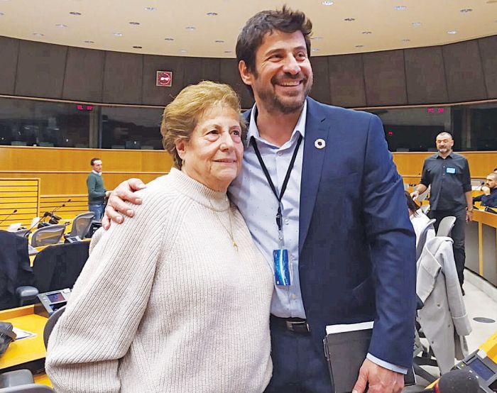 Ώρα 21,30, αίθουσα ημερίδας με τη μητέρα του