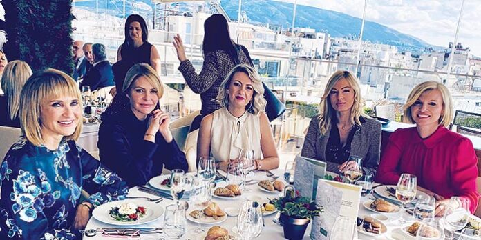 Γεύμα της Μαρέβας με θέα, Νατάσα και Τζένη
