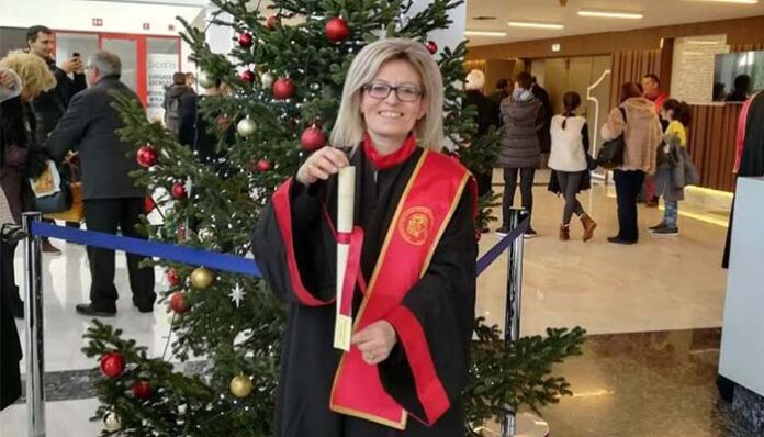 Δασκάλα «λεβεντιά» διδάσκει με ζωγραφιές και τραγούδια τους μαθητές της στην Κομοτηνή