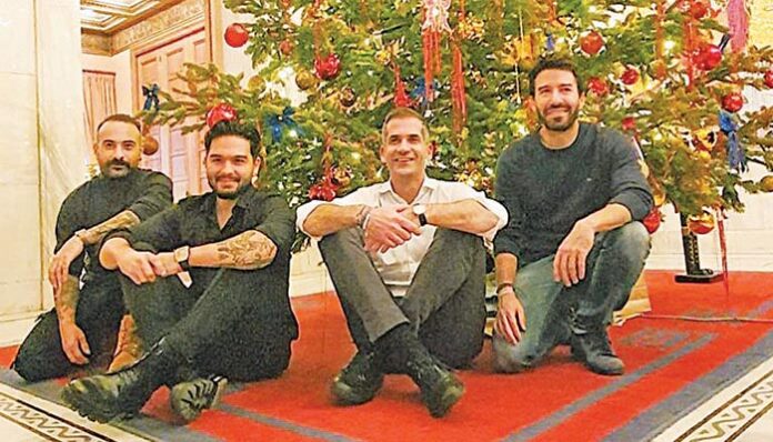 Τετ α τετ Μπακογιάννη με Μέλιsses για την υποδοχή του νέου έτους στο Σύνταγμα