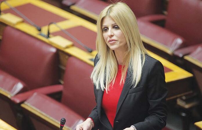Επίθεση στο πολιτικό γραφείο της Έλενας Ράπτη, με μπογιές και απειλητικά συνθήματα στους τοίχους