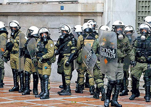 Είχαν άγιο άνδρες διμοιρίας ΜΑΤ! Λάστιχο έπιασε την κλούβα στην οποία επέβαιναν