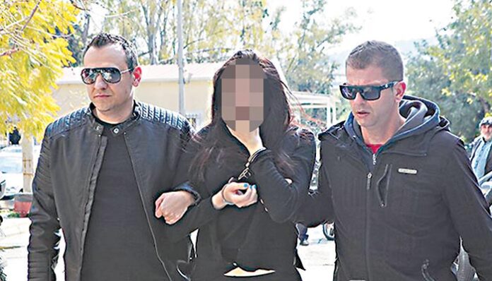 Ελεύθερη η 30χρονη που άφησε το μωρό της σε... φλεγόμενο τάφο στη Βάρκιζα