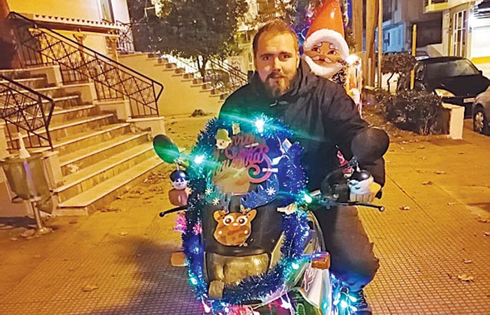 Διανομέας στο πνεύμα των εορτών μοιράζει στολισμένες παραγγελίες