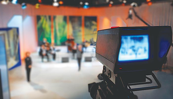 Γνωστή πανελίστρια «έχει τσακωθεί» με το σαπούνι και κάνει δύσκολη τη ζωή των συνεργατών της