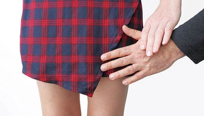 Οκτώ μήνες φυλακή στον μαθηματικό που θώπευε μαθήτριά του στη Ρόδο