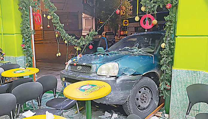 «Τρελό» τζιπ... έκανε στάση σε μπουγατσάδικο