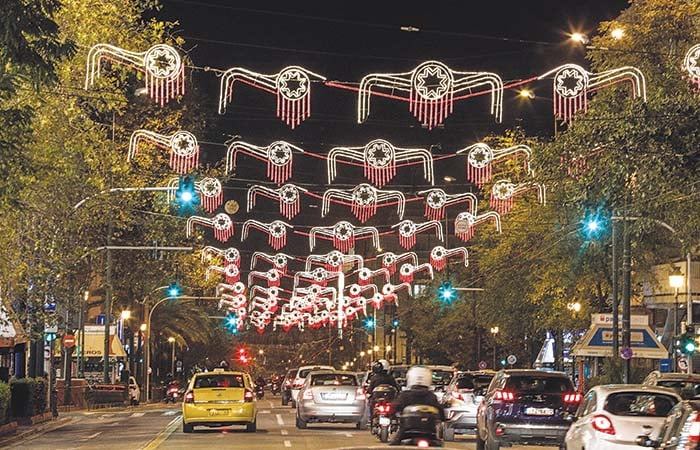 Χριστουγεννιάτικη διακόσμηση στην Πανεπιστημίου που παραπέμπει σε εξωγήινα πλασματάκια