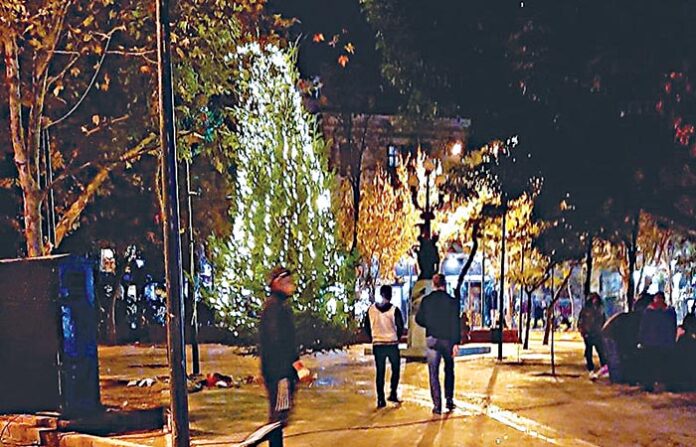 Μια που στόλισαν δέντρο στα Εξάρχεια και μια που το έκαψαν!