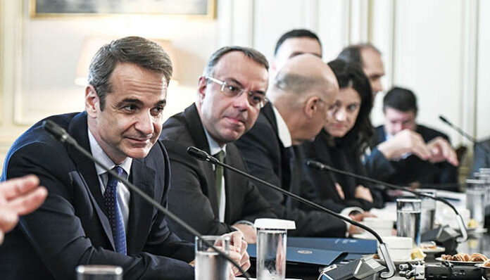 Οι υπουργοί «τρέμουν» την κόκκινη κάρτα του Κυριάκου Μητσοτάκη