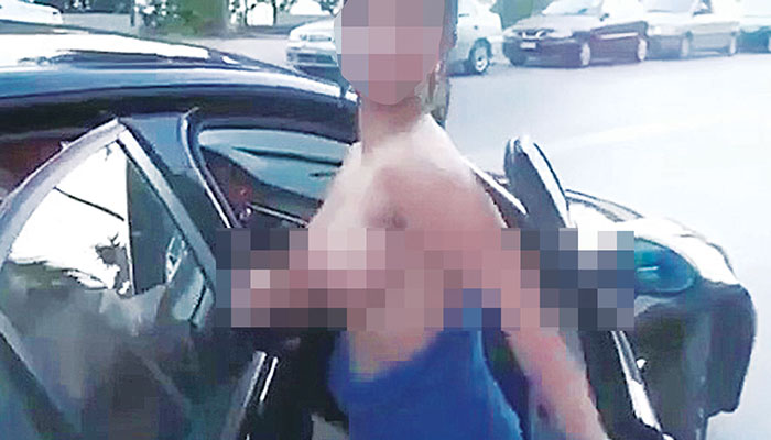 Έχασε στοίχημα και βγήκε γυμνή στην παραλιακή!