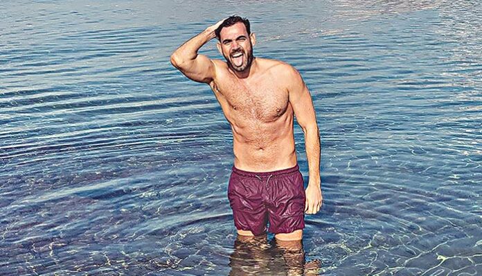 Αισθησιακός ο Πολυδερόπουλος σε παγωμένη θάλασσα