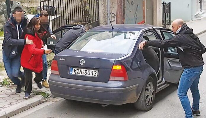 Πάσαρε στον εραστή της την 12χρονη κόρη της!