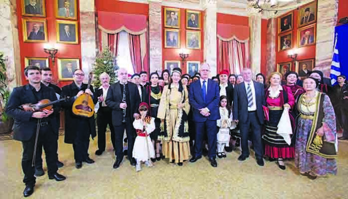 Ηπειρώτες είπαν τα χριστουγεννιάτικα κάλαντα στον συντοπίτη τους πρόεδρο της Βουλής