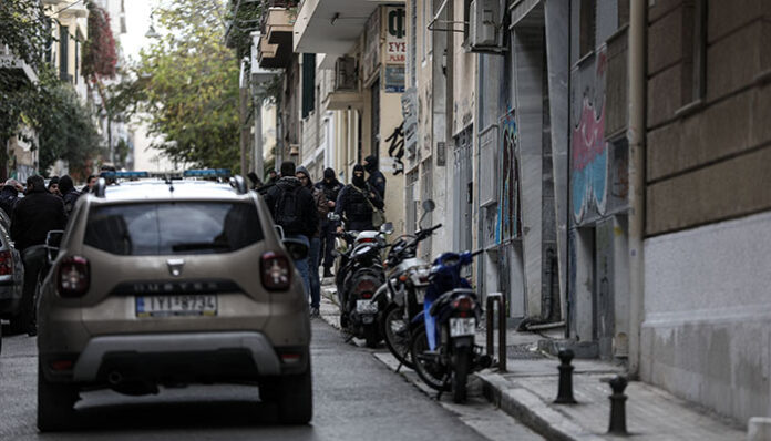 Eπιχείρηση των αστυνομικών της Δίωξης Ναρκωτικών σε κτίριο των Εξαρχείων
