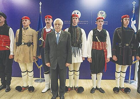 Παρουσία Παυλόπουλου η τελετή για τις νέες ενδυμασίες της Προεδρικής Φρουράς
