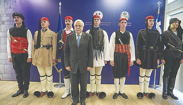 Ο Προκόπης Παυλόπουλος με τους Εύζωνες και τις παραδοσιακές φορεσιές (αριστερά, η θρακιώτικη ενδυμασία)