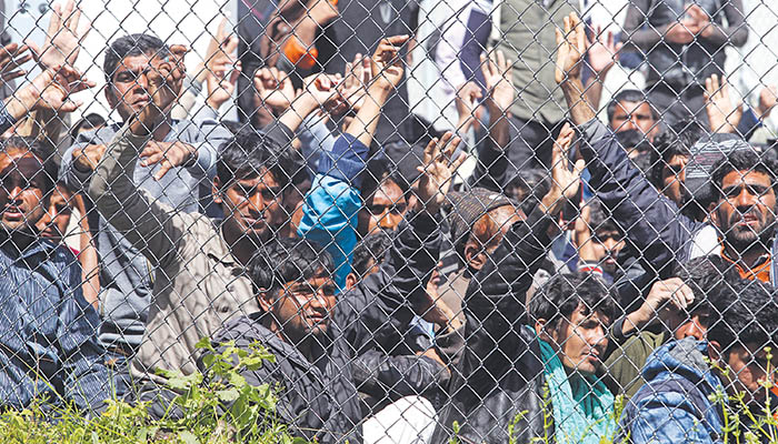 Τεκές και οπλοστάσιο hot spot μεταναστών