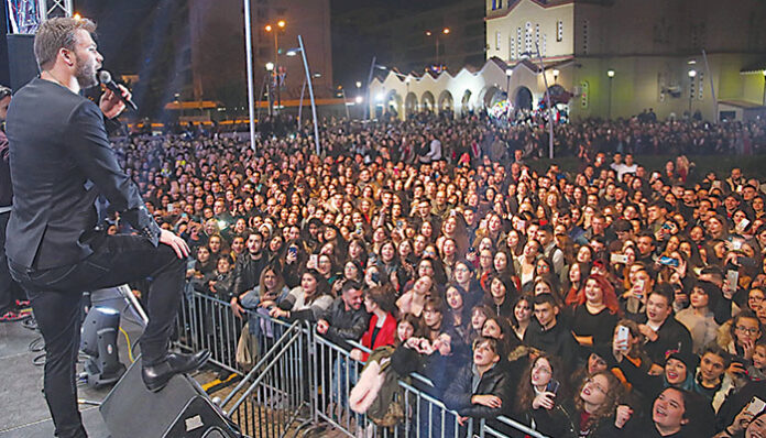 Άνοιξαν Σαμπάνη-ες! Μέχρι και πρόταση γάμου είχε το live του τραγουδιστή στο Περιστέρι
