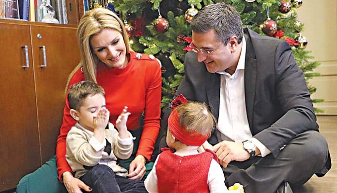 Βουλευτές, υπουργοί και δήμαρχοι πέρασαν τα Χριστούγεννα με τις οικογένειές τους