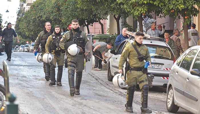 Αστυνομικοί στην επιχείρηση εκκένωσης στο Κουκάκι