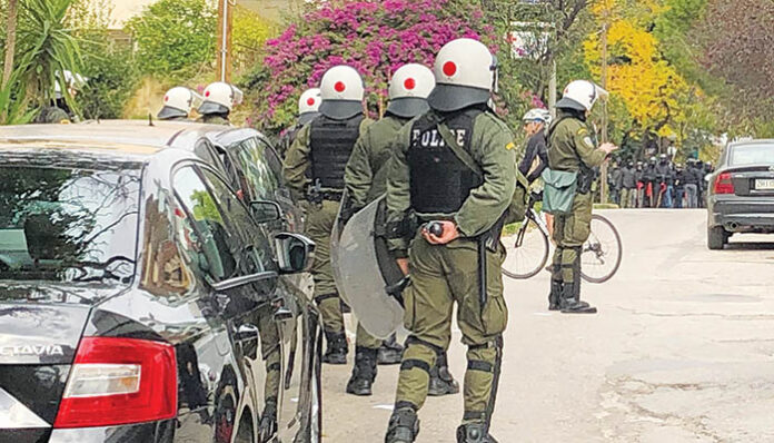 Γυαλιά καρφιά στο Μαρούσι σε επιχείρηση ανακατάληψης της έπαυλης Κουβέλου