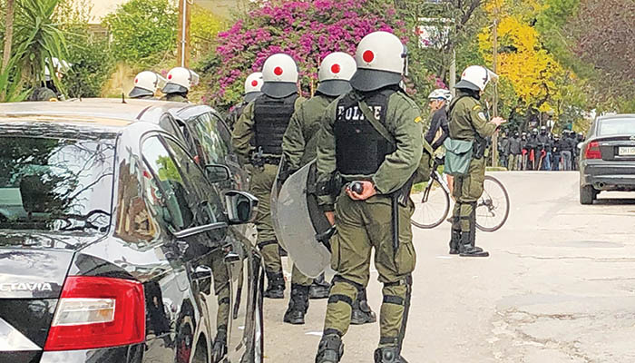 Γυαλιά καρφιά στο Μαρούσι σε επιχείρηση ανακατάληψης της έπαυλης Κουβέλου