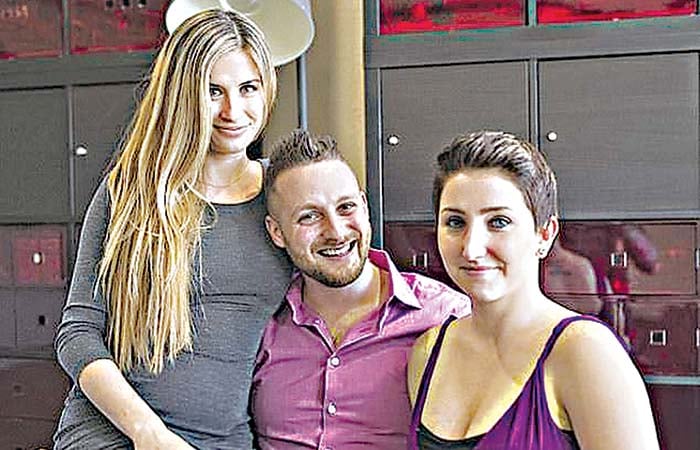 Ο Άνταμ Λίονς με τις Μπρουκ Σεντ και Τζέιν Σαλάκοβα.