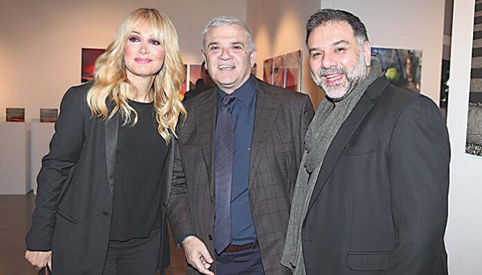 Η έκθεση του Αρναούτογλου στη Γλυφάδα, παρουσία φίλων, συνεργατών και τηλεοπτικών «αντιπάλων»