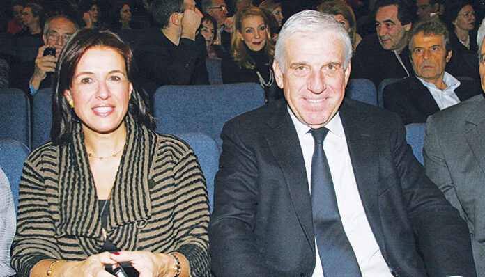 Την παραπομπή του ζεύγους Παπαντωνίου για ξέπλυμα μαύρου χρήματος ζητά ο εισαγγελέας