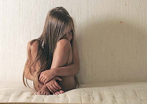 Φιλούσε στο στόμα και έδειχνε τα γεννητικά του όργανα στο αγγελούδι της συντρόφου του