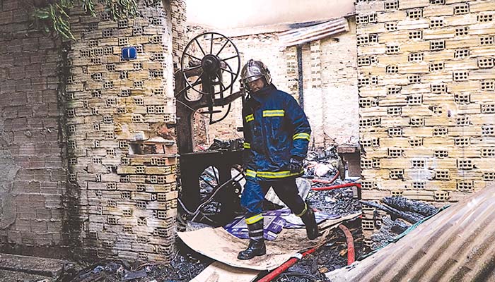 Δράμα στη Νίκαια! Άπορος μαραγκός απανθρακώθηκε μέσα στο ξυλουργείο του όπου κατοικούσε χωρίς νερό και ρεύμα