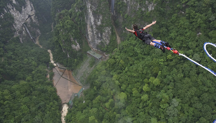 Σάλος στην Κίνα! Έβαλαν γουρούνι να κάνει bungee jumping