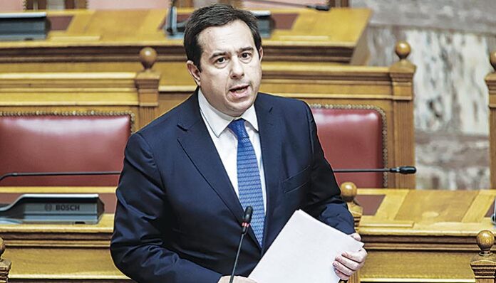 Χειροπέδες σε δύο για την επίθεση στον Μηταράκη έξω από το δημαρχείο Χίου