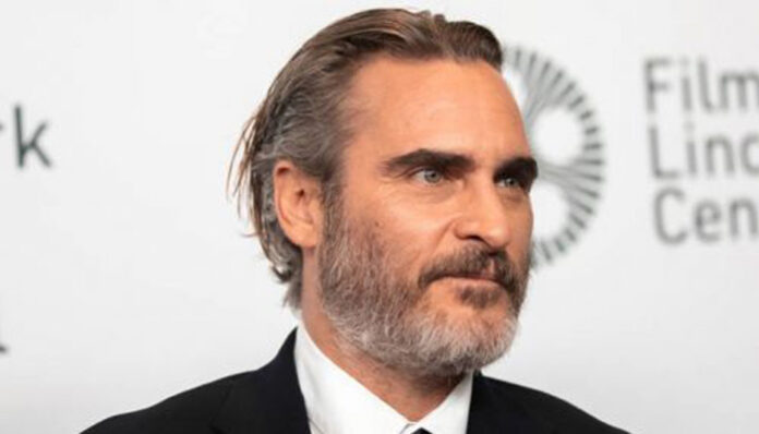 Χειροπέδες έξω από το Καπιτώλιο στον «Joker»!