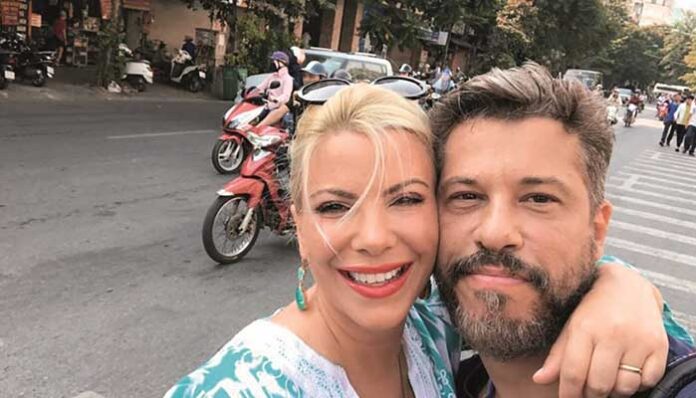 Με μάσκα αντί για μικρόφωνο ο Βαρθακούρης