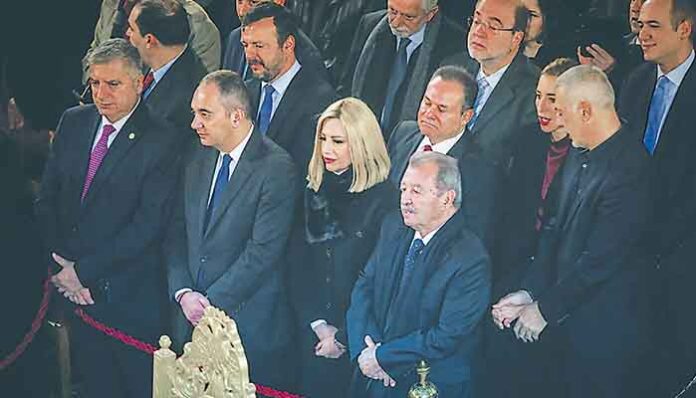 Γιόρτασαν τα Θεοφάνια σε πόλεις, λίμνες, ποτάμια, γεφύρια και σπήλαια