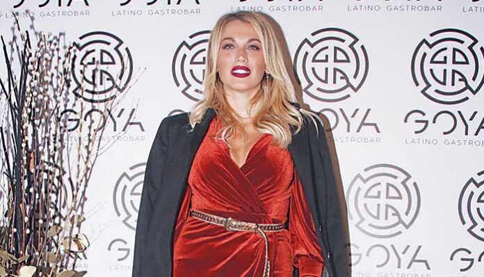 Εύκολος στόχος η single Queen Dina