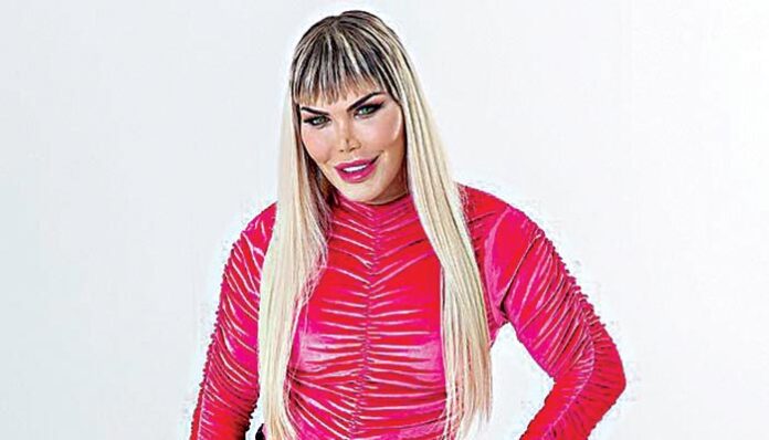 Ο γνωστός τρανς από το «Celebrity Big Brother» Κεν αποκάλυψε ότι πάντα ήθελε να είναι η διάσημη κούκλα