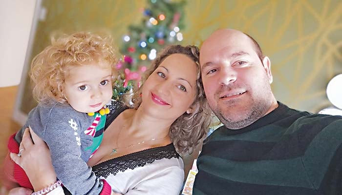 Στην αγκαλιά των γονιών του