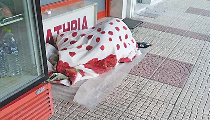 Ισπανός κοιμάται στους παγωμένους δρόμους της Ξάνθης από... άποψη!