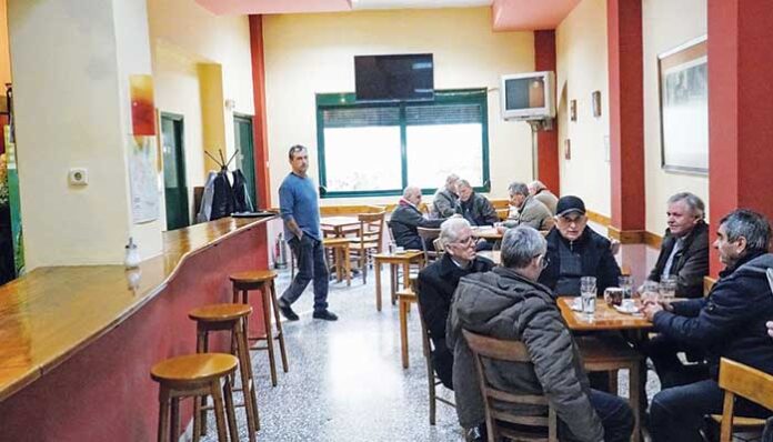 Λάρισα: «Βαφτίζουν» καφενείο λέσχη θεριακλήδων με... self service