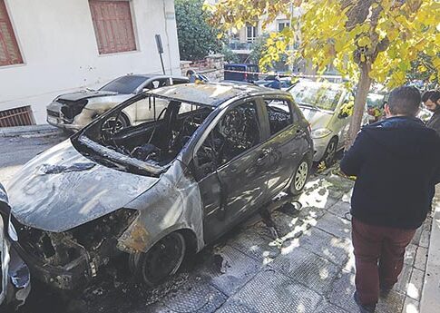 Πυρπόλησαν άλλα τέσσερα Ι.Χ. στο Κολωνάκι