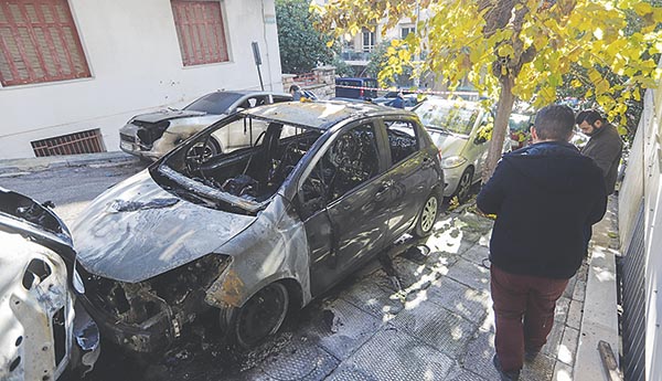 Καμένα οχήματα στο Κολωνάκι